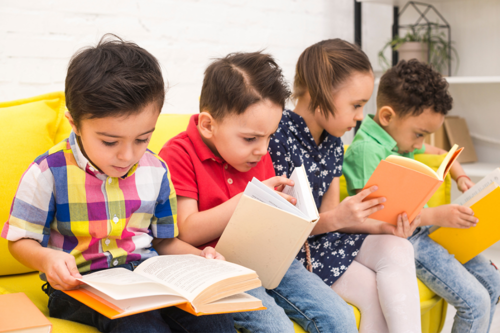Niños leyendo libros durante una actividad educativa