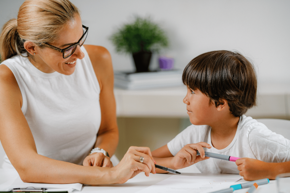 Psicóloga realizando evaluación psicológica infantil con un niño en contexto clínico educativo